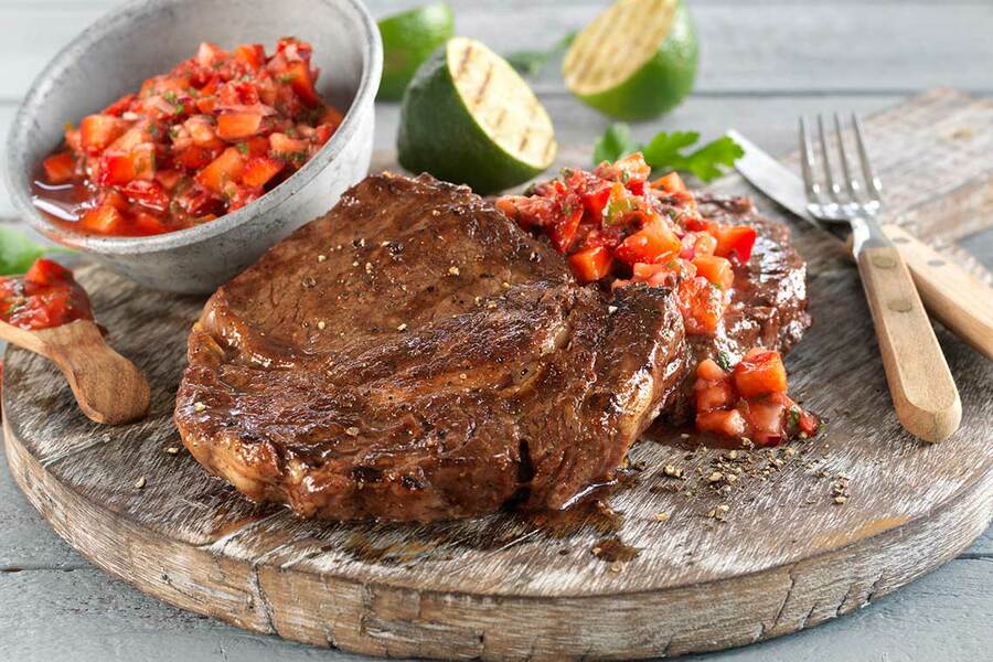 Grillet entrecôte med jordbærsalsa