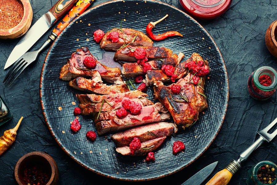 Helstekt ytrefilet med bringebær og byggrissalat