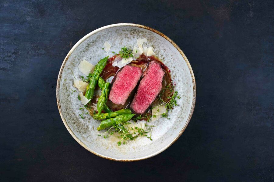 Aspargessalat med ytrefilet av storfe, ruccola og parmesan